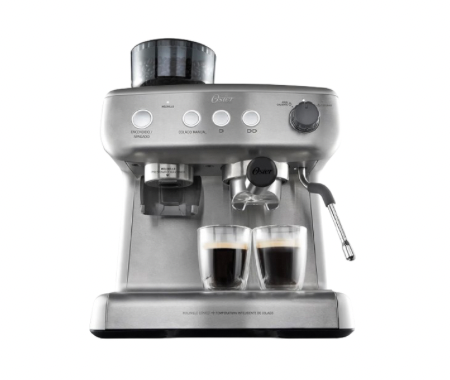 Cafeteira Oster Xpert Perfect na cor inox em fundo branco, em perfil frontal com duas vícaras de vidro com café