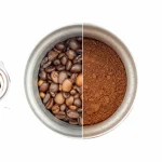 Imagem de moedor de café manual, um reservatório com grãos e pó de café e ao lado um moedor de café elétrico