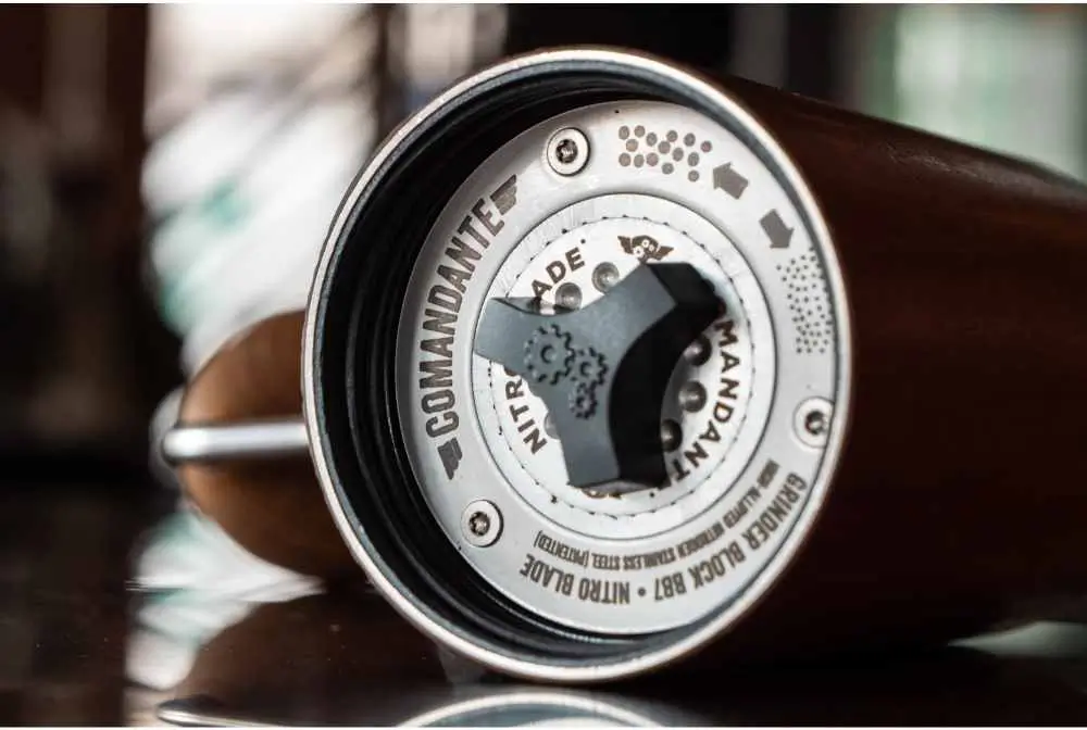 imagem de moedor de cafe desmontado