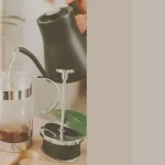 Como Fazer Café na Prensa Francesa.imagem de prensa francesa sendo preenchida de agua com chaleira